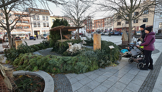 Obí adventní vnec v Hluín u je na svém míst. První adventní svíci v...