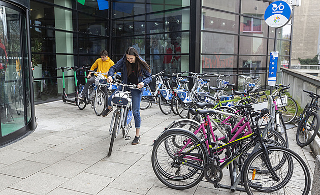 Mnozí obyvatelé Olomouce vyuívají sdílené elektrokolobky a kola. Dalí si...