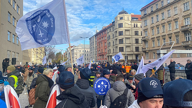 „Příslib zvýšení platů je jen držhubné“. V Praze demonstrují bezpečnostní sbory
