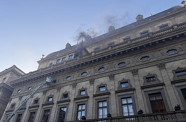 Požár v Národním divadle. Hasiči vyhlásili druhý poplachový stupeň