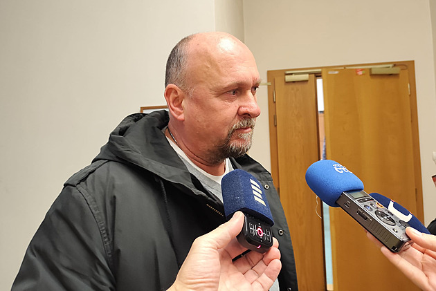 Starosta Jetichovic na Dínsku Marek Kny na chodb dínského okresního soudu...