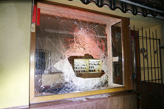 Zlodje, který se pokusil vykrást prodejnu mobil, dopadl pímo pi inu éf...