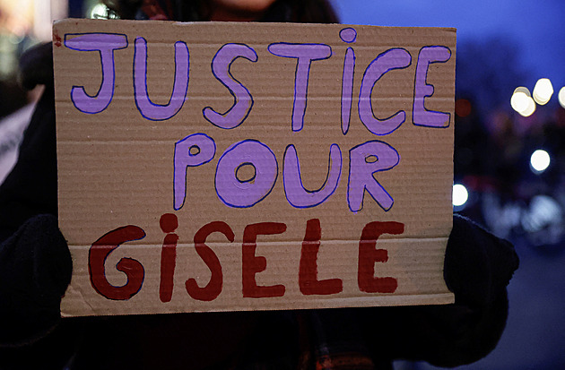 „Jako hadrová panenka.“ Znásilňovaná Pelicotová nevěřila, že na snímcích je ona