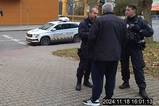 Opilec v MHD osahával dívky, pak napadl �enu. Dopadli ho rychle díky Panik...