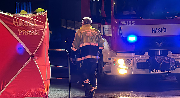 Muž skočil z Nuselského mostu. Provoz tramvají pod ním byl přerušen