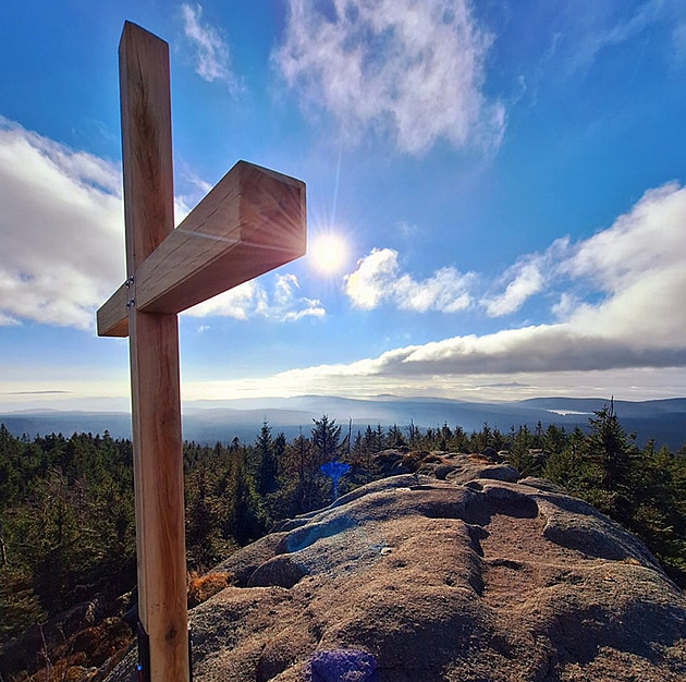 Na vrchol Holubníku v Jizerských horách se vrátil kí, který odtamtud v lét...