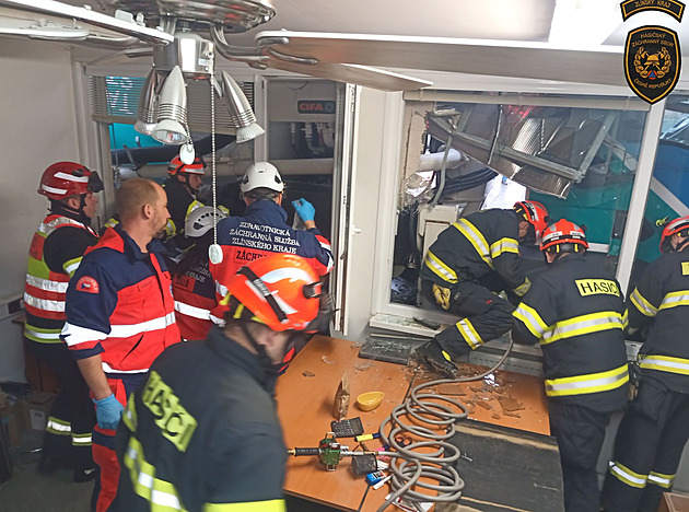 V areálu Rybníky ve Zlín� p�imá�kl t�ký domícháva� mu�e ke zdi budovy. Hasi�i...