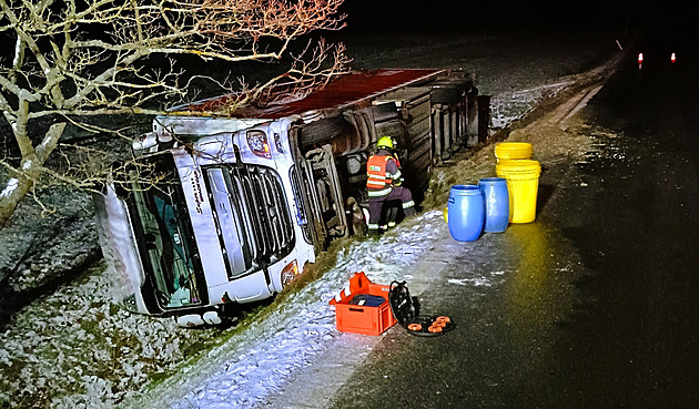 Náledí ráno komplikovalo dopravu. Kamiony uvázly, stála dálnice D6