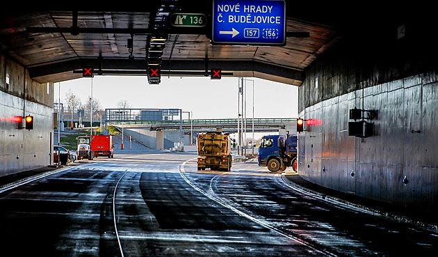 Za tunelem Pohrka následuje mimoúrovová okruní kiovatka.