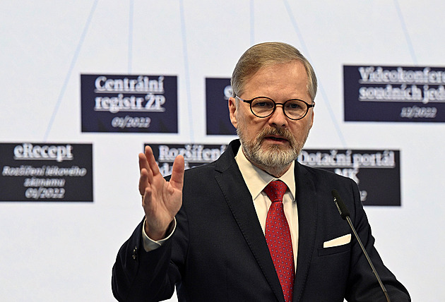 Fiala je premiérem tři roky. Představí plány vlády, dorazil za ním Hřib
