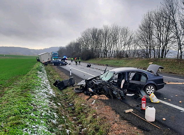 Při střetu čtyř aut se zranili dva lidé, tah z Čech na Moravu stál několik hodin