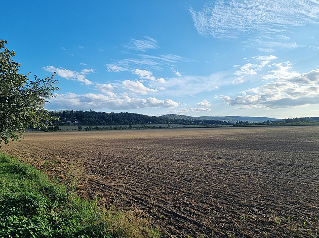Lidé v referendu ekli jednoznané ne zástavb polí a luk u Berounky v...