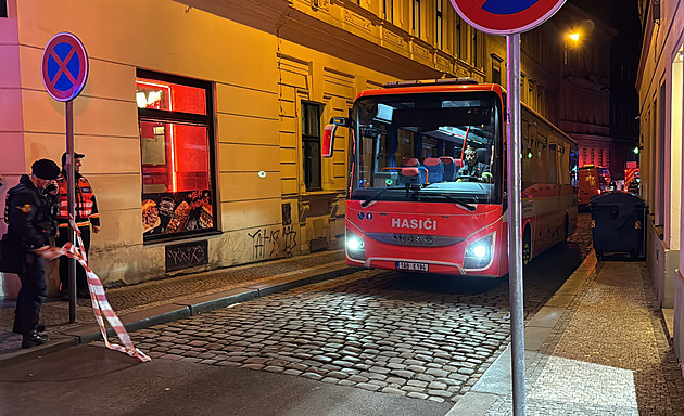 V centru Prahy unikl plyn. Evakuační autobusy odvezly desítky lidí