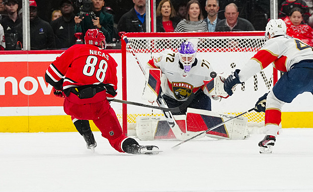 Nečas zůstává na čele bodování NHL, gólman Vaněček uspěl v přestřelce