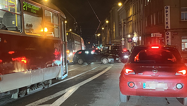 Sráka tramvaje s autem v ulici Radlická. (20. listopadu 2024)