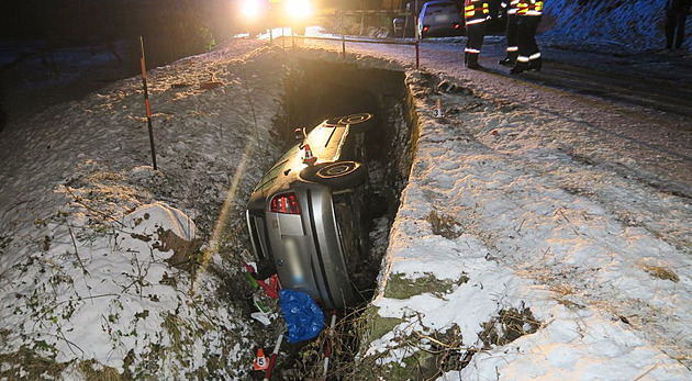 Osmnáctiletý �idi� na �umpersku nezvládl jízdu po namrzlé silnici. V zatá�ce...