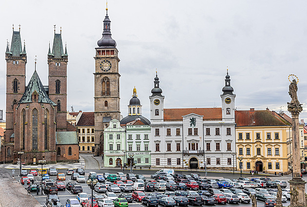 Auta parkují na hradeckém Velkém námstí, mizí jen pi výjimených...