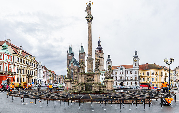 �emeslníci stav�jí kolem mariánského sloupu na hradeckém Velkém nám�stí...