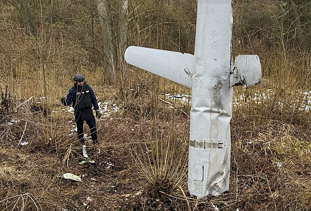 Po vlně dronů v Rostovské oblasti hořel ropný sklad, v Kyjevě zase poliklinika
