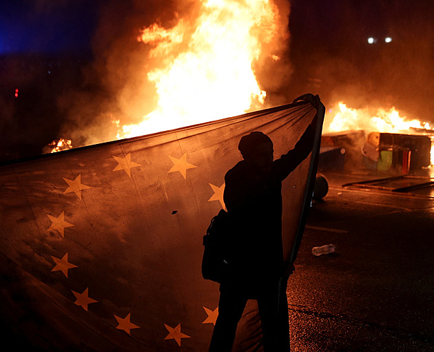 Protesty v Tbilisi podpořila prezidentka. Sloužíte Gruzii, nebo Rusku, křičela na policisty