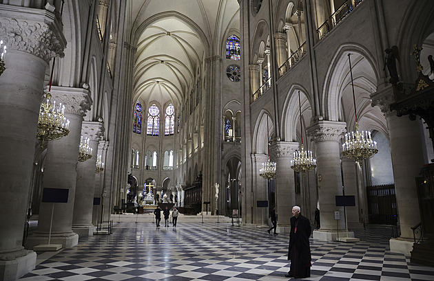 Opravená katedrála Notre-Dame se odhaluje světu, prohlíží si ji Macron