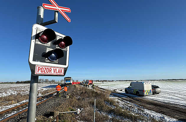 Dva lidé zemřeli po srážce vlaku a osobního auta u Mšena. Provoz na trati stál