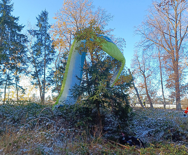 Mu spadl s paraglidem, pomoc si zavolal sám. Nali ho letetí záchranái. (23....