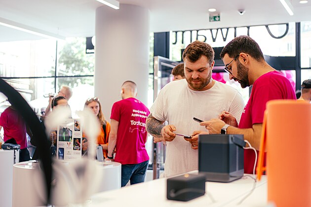 Sta�te se sou��st� slavnostn�ho otev�en� ji� 12. prodejny iWant