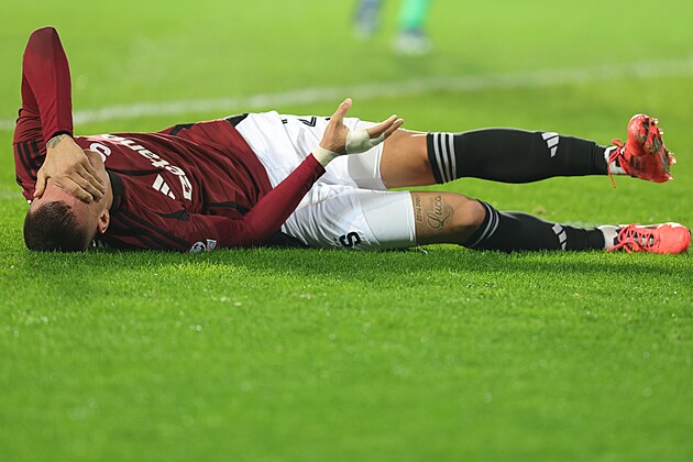 Spar�ansk� k��deln�k Luk� Harasl�n le�� v bolestech na tr�vn�ku pot�, co si v...