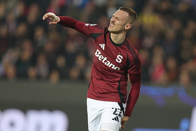 Luk� Harasl�n se v z�pase s Atl�tikem dr�� za sval.