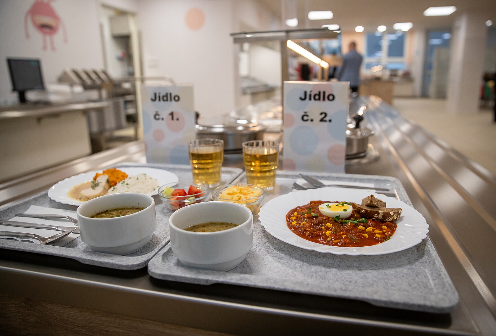 Bez oběda se děti hůř učí i začleňují. Výzkum ukázal dopady na tisíce z nich