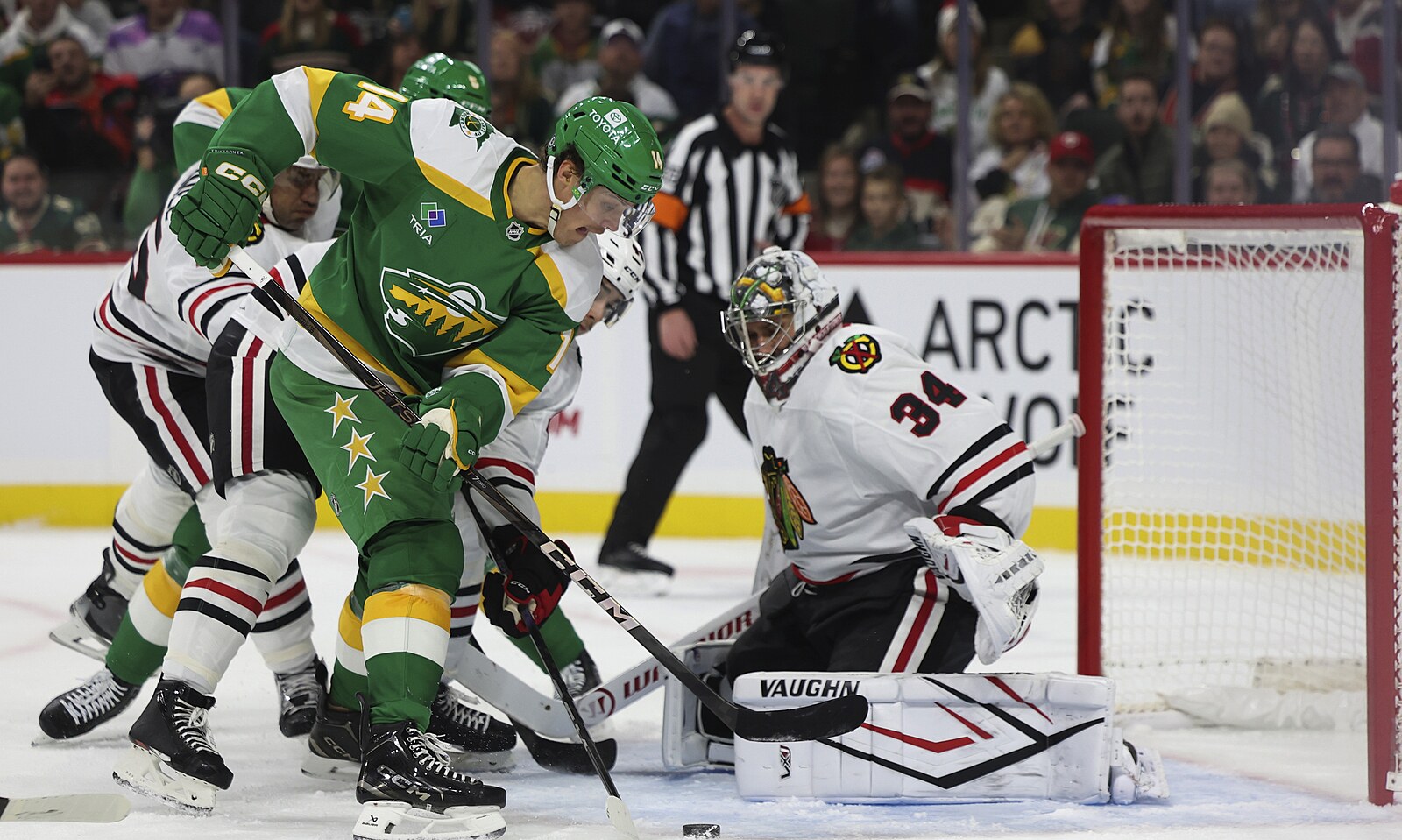 Nečas v NHL hájí pozici lídra bodování, v akci jsou dva čeští gólmani