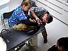 Sn�mek zachycuje �vod veterin�rn�ho o�et�en� �ivavy p�i p��jmu, kdy veterin��...