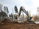 Polozahlouben elezobetonov stavba se bude nachzet na okraji lesa v sti...