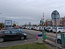 Dopoledne ve vedn den bv parkovit u hlavnho vstupu do jihlavsk...