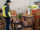 Potravinovou banku zaplnily krabice s v�nosem v�kendov� sb�rky