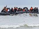 Migranti se pes Lamanský prliv snaí dostat do Británie. (30. íjna 2024)