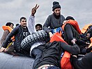 Migranti se pes Lamanský prliv snaí dostat do Británie. (30. íjna 2024)