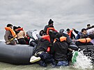 Migranti se pes Lamanský prliv snaí dostat do Británie. (30. íjna 2024)