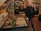 Kur�tor unik�tn� v�stavy o archeologick�ch n�lezech v lokalit� Lauby Zbyn�k...