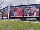 Spolek v kampusu univerzity postavil petin stnek a bannery s fotografiemi z...