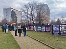Spolek v kampusu univerzity postavil petin stnek a bannery s fotografiemi z...