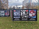 Spolek v kampusu univerzity postavil petin stnek a bannery s fotografiemi z...