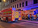 Nkolik jednotek hasi zasahuje v Opatovick ulici v centru Prahy u niku...