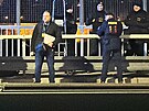 Policie zasahuje na Nuselskm most pot, co z nho skoil lovk. (29....