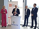 Zleva pekladatelka, generln editel spolenosti Rolls-Royce SMR Chris...