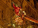 Na Staromstsk nmst v Praze dorazil v noci vnon strom. (26. listopadu...
