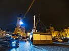 Na Staromstsk nmst v Praze dorazil v noci vnon strom. (26. listopadu...