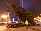 Na Starom�stsk� n�m�st� v Praze dorazil v noci v�no�n� strom. (26. listopadu...