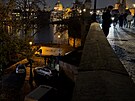 Po pdu z Karlova mostu zemel mu.